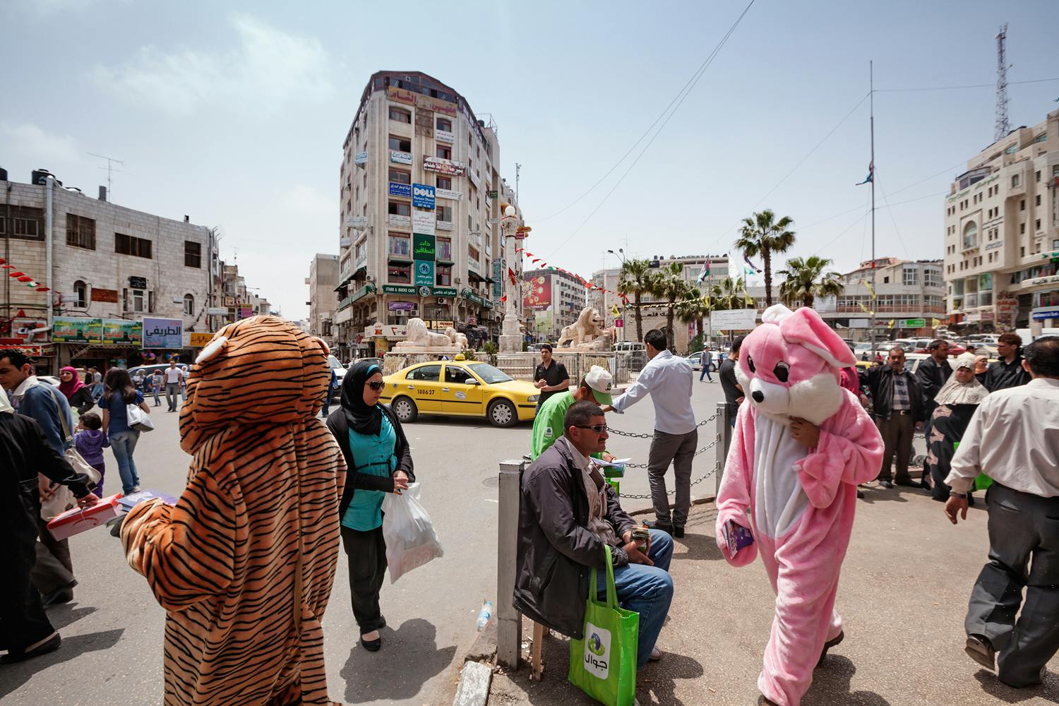 Ramallah, Det Palæstinensiske Selvstyre Mennesker i udklædning på en gade i Ramallah